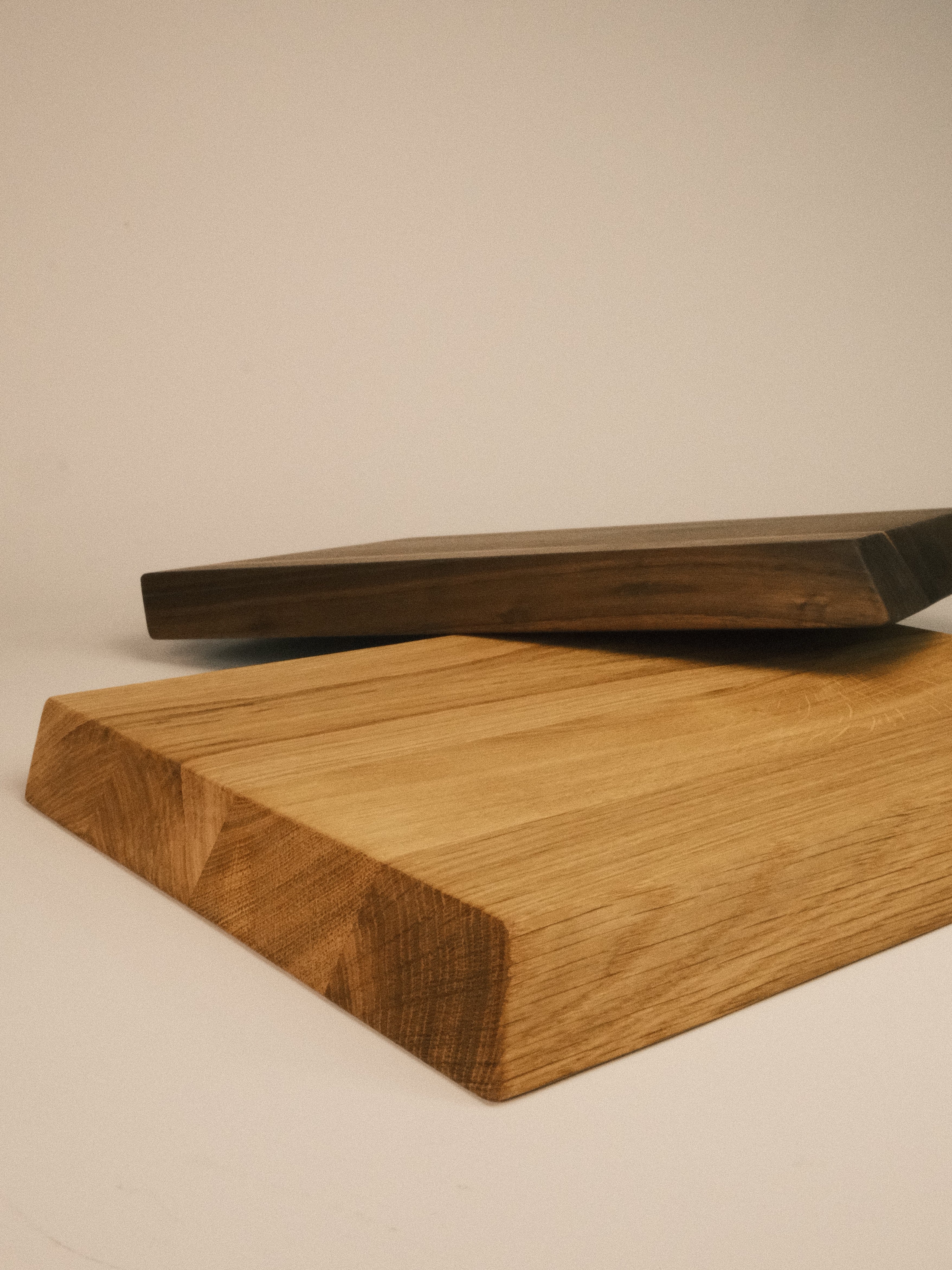 Robustes Schneidebrett TONI von OPUS HOLZ aus Massivholz, handwerklich gefertigt in Deutschland - made in Germany. Auch erhältlich im Sonderformat. Schneidebrett zum Schneiden und Servieren. Hochwertiges Holzdesign.
